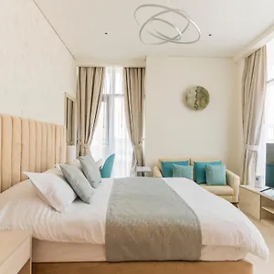 With Private Access At Palm Jumeirah Apartment